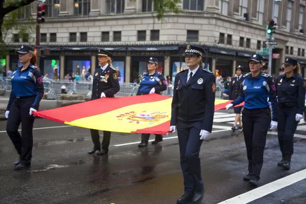 Cristina –en primer término– portando la bandera de España en el desfile por la Quinta Avenida 