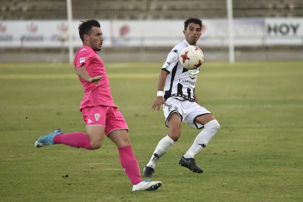 Álex Herrera vuelve dos años después a Marbella como jugador del Badajoz. :: J. V. ARNELAS