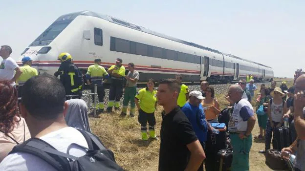 Pasajeros del tren Madrid-Badajoz que el 14 de julio estuvieron dos horas a la intemperie tras incendiarse un vagón. :: HOY