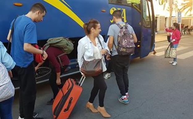 Viajeros que este lunes tuvieron que hacer su ruta en autobús por las averías de los trenes extremeños::