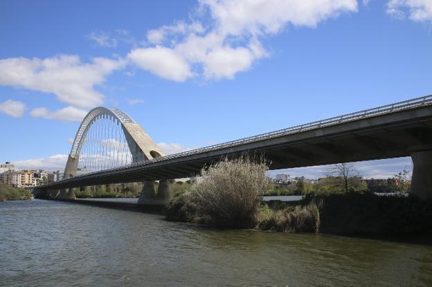 Puente Lusitania, que une Nueva Ciudad con el centro de Mérida. :: j. m. romero