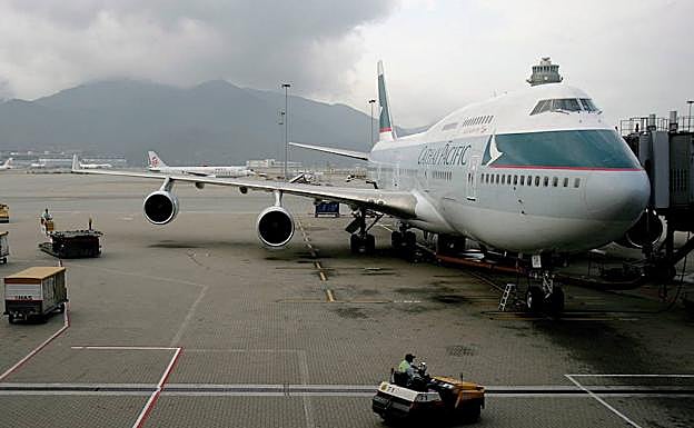 Avión de la compañía Cathay Pacific resposa en el Aeropuerto Internacional de Hong Kong. 