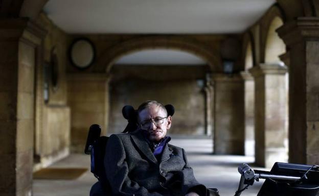 Stephen Hawking posa enl a Universidad de Cambridge.