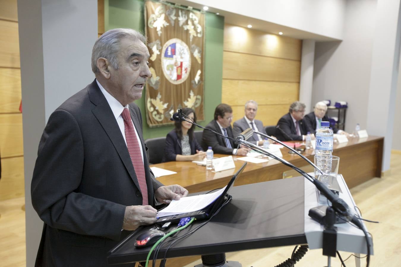 La Universidad de los Mayores de Extremadura (UMEx) ha abierto de forma oficial el curso académico 2017/2018 en el que cuenta con 2.100 alumnos matriculados en sus siete sedes donde imparten clases unos 150 docentes que cooperan en este proyecto formativo