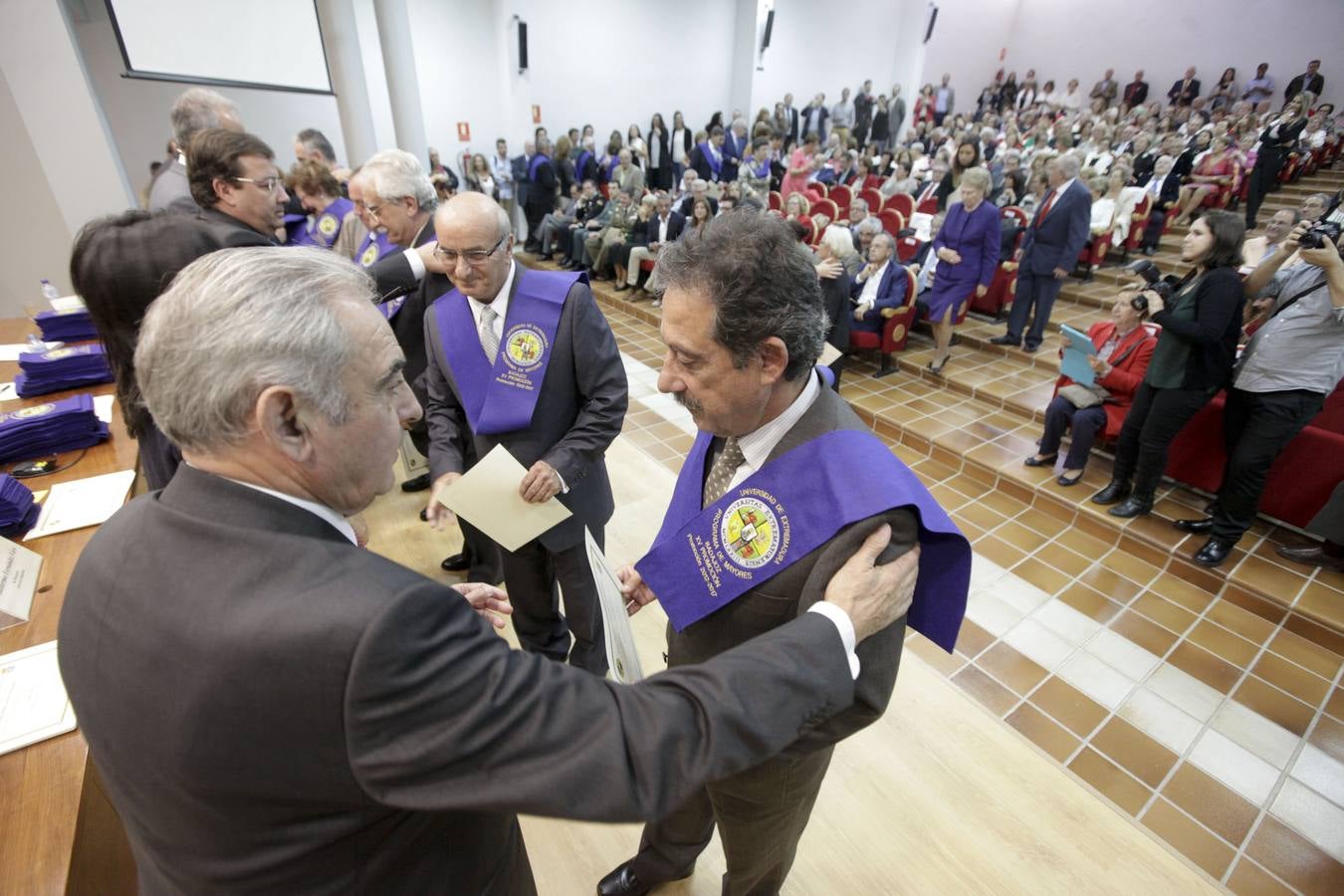 La Universidad de los Mayores de Extremadura (UMEx) ha abierto de forma oficial el curso académico 2017/2018 en el que cuenta con 2.100 alumnos matriculados en sus siete sedes donde imparten clases unos 150 docentes que cooperan en este proyecto formativo