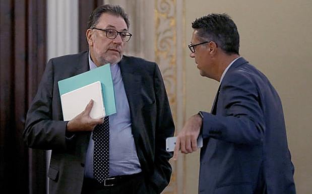 García Albiol (d) habla con Cleries. 