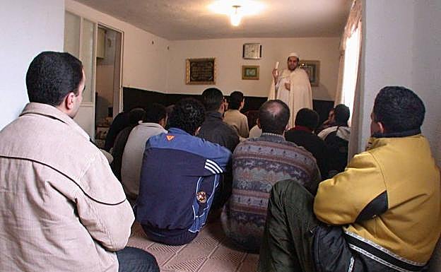 Imagen de archivo de fieles en la mezquita de Badajoz.