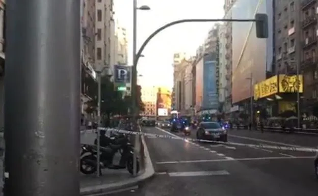 La Policía descarta la presencia de explosivos en el coche abandonado en la Gran Vía de Madrid