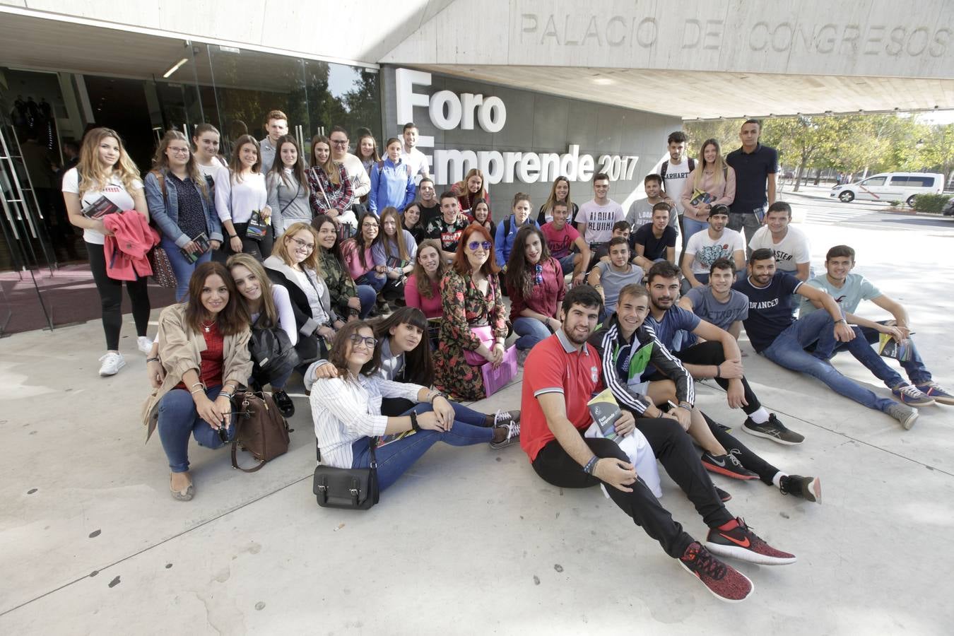 Un millar de empresarios se han inscrito para participar en una nueva edición de Foro Emprende, que se celebra este jueves en el Palacio de Congresos de Cáceres, como un encuentro que ofrece la oportunidad a los emprendedores regionales de recibir asesoramiento, formación, intercambio de experiencias y hacer negocios.