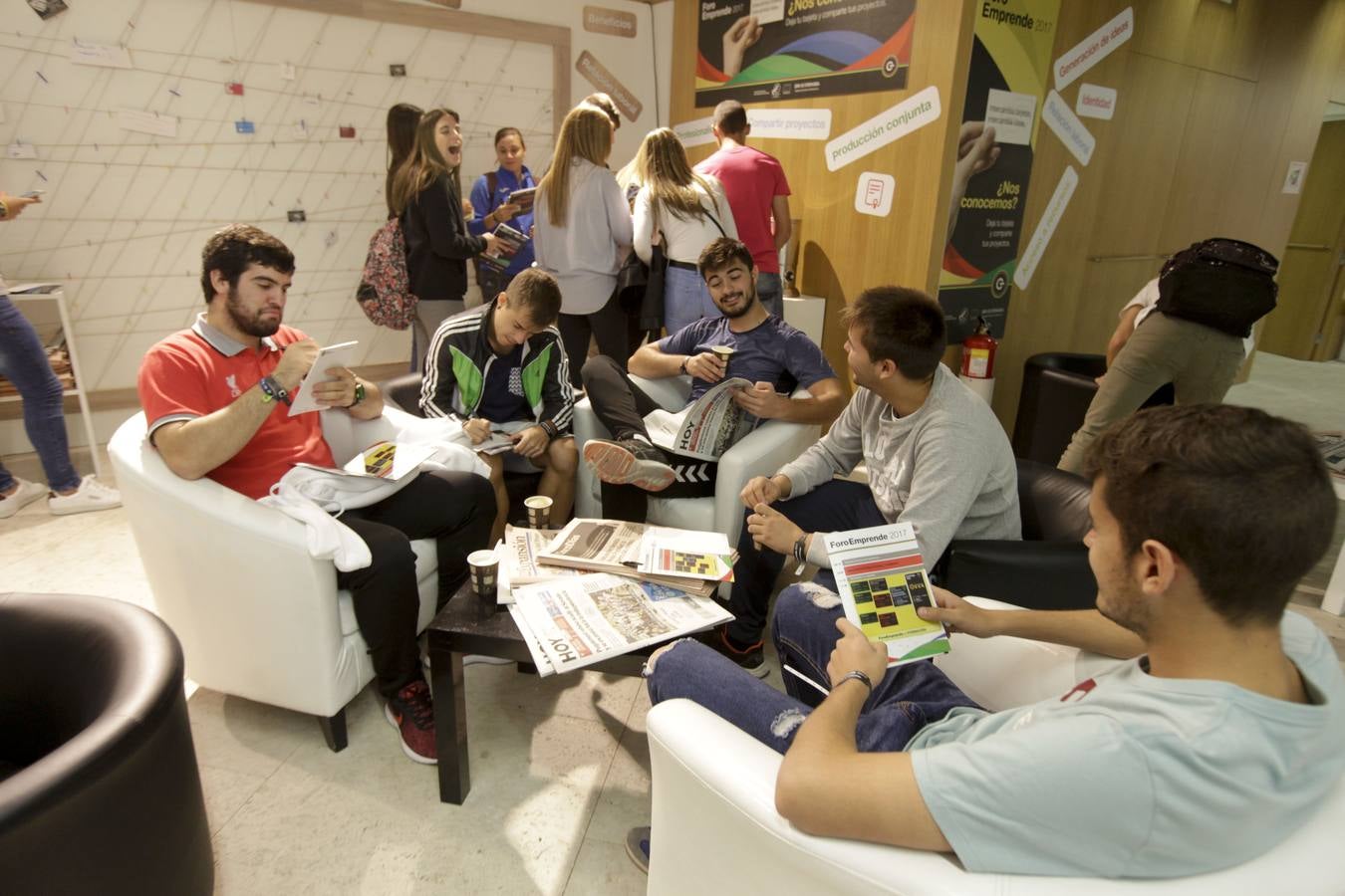 Un millar de empresarios se han inscrito para participar en una nueva edición de Foro Emprende, que se celebra este jueves en el Palacio de Congresos de Cáceres, como un encuentro que ofrece la oportunidad a los emprendedores regionales de recibir asesoramiento, formación, intercambio de experiencias y hacer negocios.