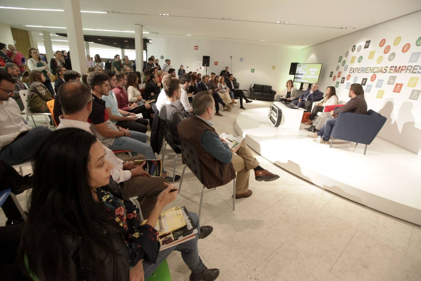 Un millar de empresarios se han inscrito para participar en una nueva edición de Foro Emprende, que se celebra este jueves en el Palacio de Congresos de Cáceres, como un encuentro que ofrece la oportunidad a los emprendedores regionales de recibir asesoramiento, formación, intercambio de experiencias y hacer negocios.