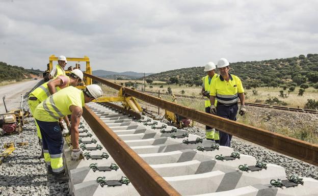 Varios operarios trabajan en labores de montaje de la vía de alta velocidad ferroviaria que se desarrollan entre Cáceres y Mérida.