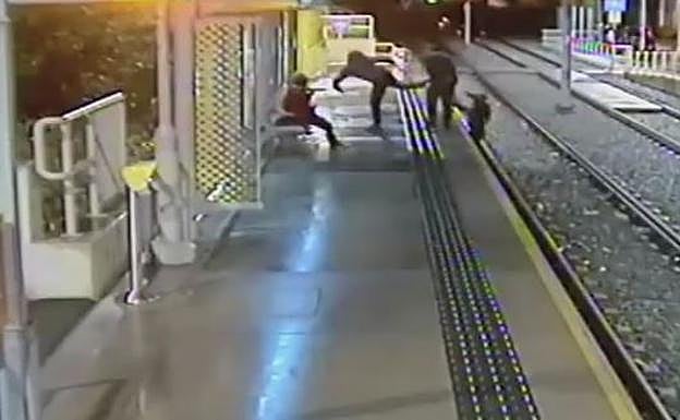 Arrojan a un hombre a las vías