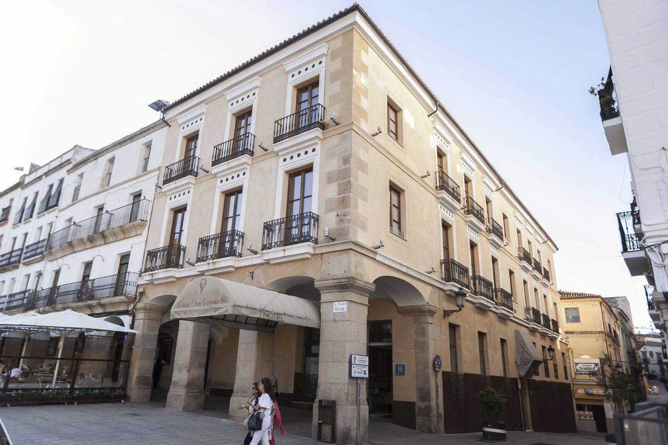 Don Fernando era un millonario huraño, al que no le gustaba mucho el trato social. Sus padres intentaron casarle con la hija de un banquero de Salamanca, pero no cuajo y se quedó soltero. Vivía con sus padres y su hermano Francisco en el palacete de la Plaza Mayor.