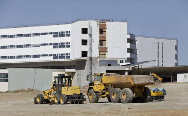 Hospital nuevo de Cáceres. La primera piedra la puso Guillermo Fernández Vara en 2006 cuando era consejero de Sanidad. Entonces se dijo que estaría atendiendo a los ciudadanos en 2011.