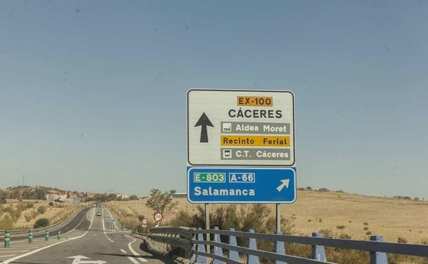 Autovía EX-A4 BA-CC: Cáceres-Badajoz. La primera piedra se puso en 2006 durante el desdoblamiento del acceso a Badajoz por la EX-100. El proyecto técnico está guardado en un cajón desde 2009. La autovía sería regional y tiene hasta nombre, EX-A4. Lo último que se ha dicho es que se haría entre 2021 y 2027.