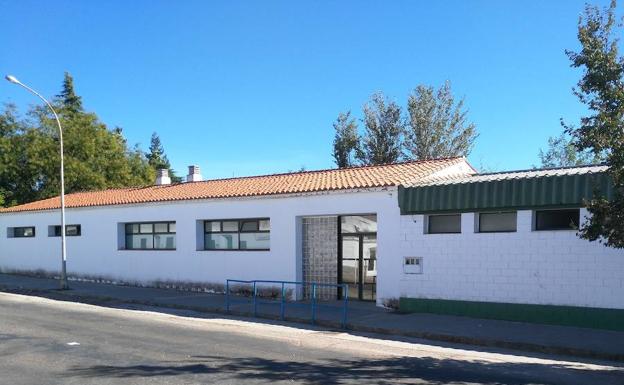 Piscina climatizada de Trujillo. En 2007 se prometió que esta localidad tendría piscina climatizada. Se han invertido 700.000 euros para terminar la obra en 2011, pero la instalación no abre por el elevado coste que tendría su mantenimiento