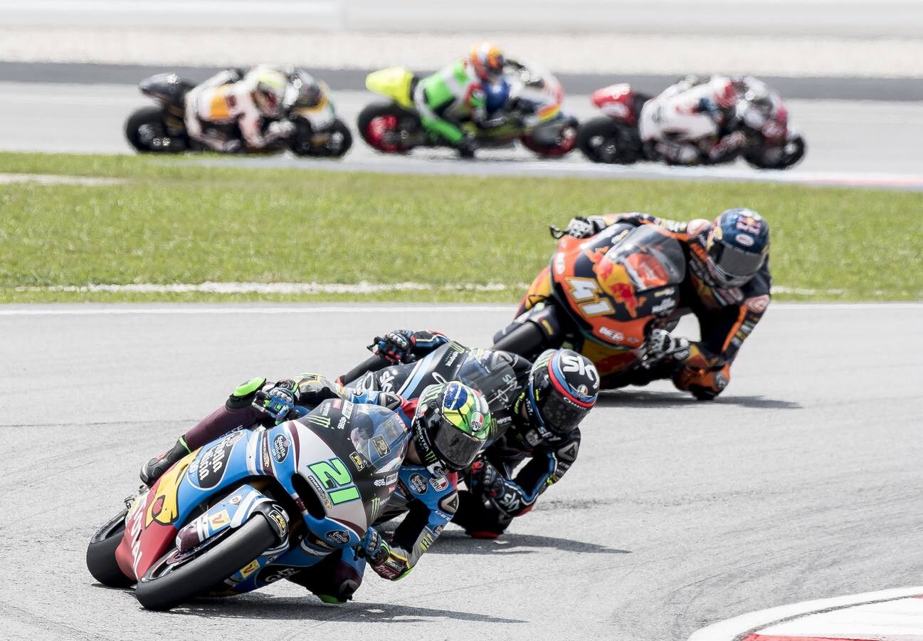 La carrera de Moto2 ha dejado escenas preciosas en el GP de Malasia. 