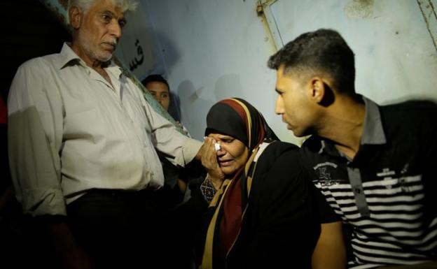 Familiares de los fallecidos en la morgue del hospital de Deir el-Balah.