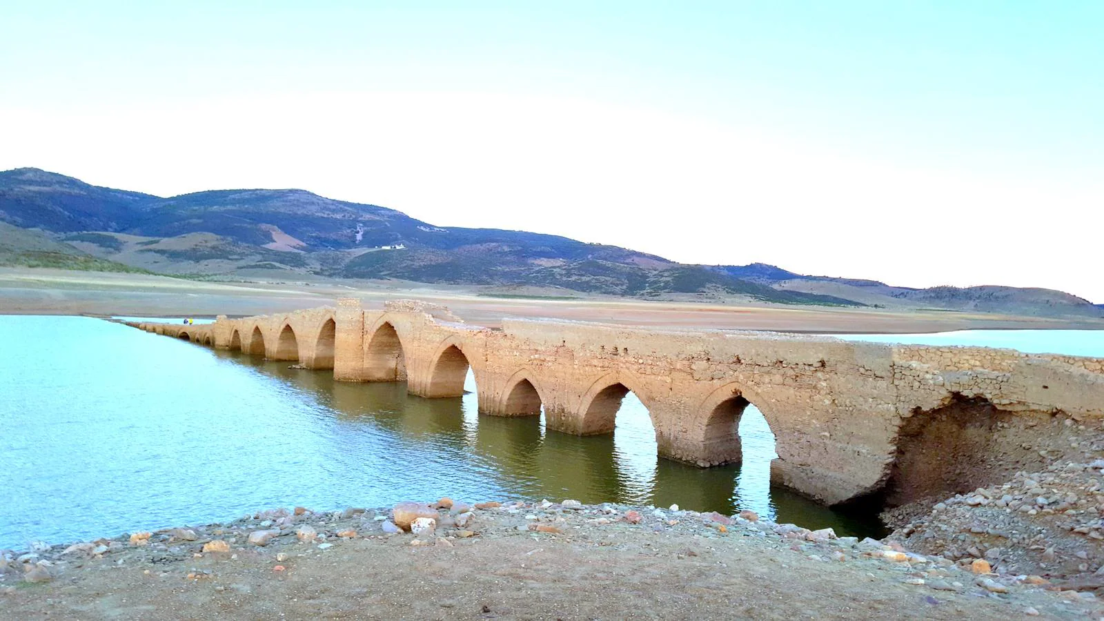 Puente de la Mesta del siglo XV sobre el Guadiana en la Cañada Real Segoviana con 225 metros de longuitud y 16 arcos de diferenes proporciones y modelos de mamposteria y larillo y de corte gotico. Ahora se puede visitar por el bajo novel del pantano de Cíjara.