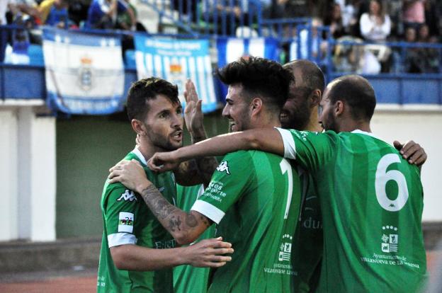 Carlos Andújar, que entró en el 64, celebra el gol de la victoria junto a Dieguito, Espín y Kamal. :: e. d.