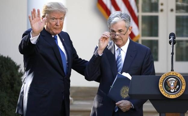 Trump (i) y Powell saludan. 