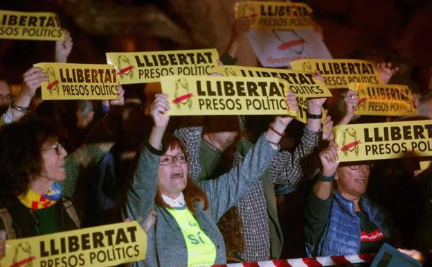 Concentración convocada por la ANC frente al Parlamento catalán.