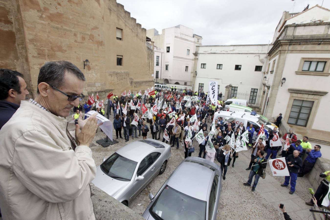 Los trabajadores municipales han protagonizado en la mañana de este jueves una concentración de protesta en la Plaza de las Piñuelas, a las puertas del Ayuntamiento de Cáceres.