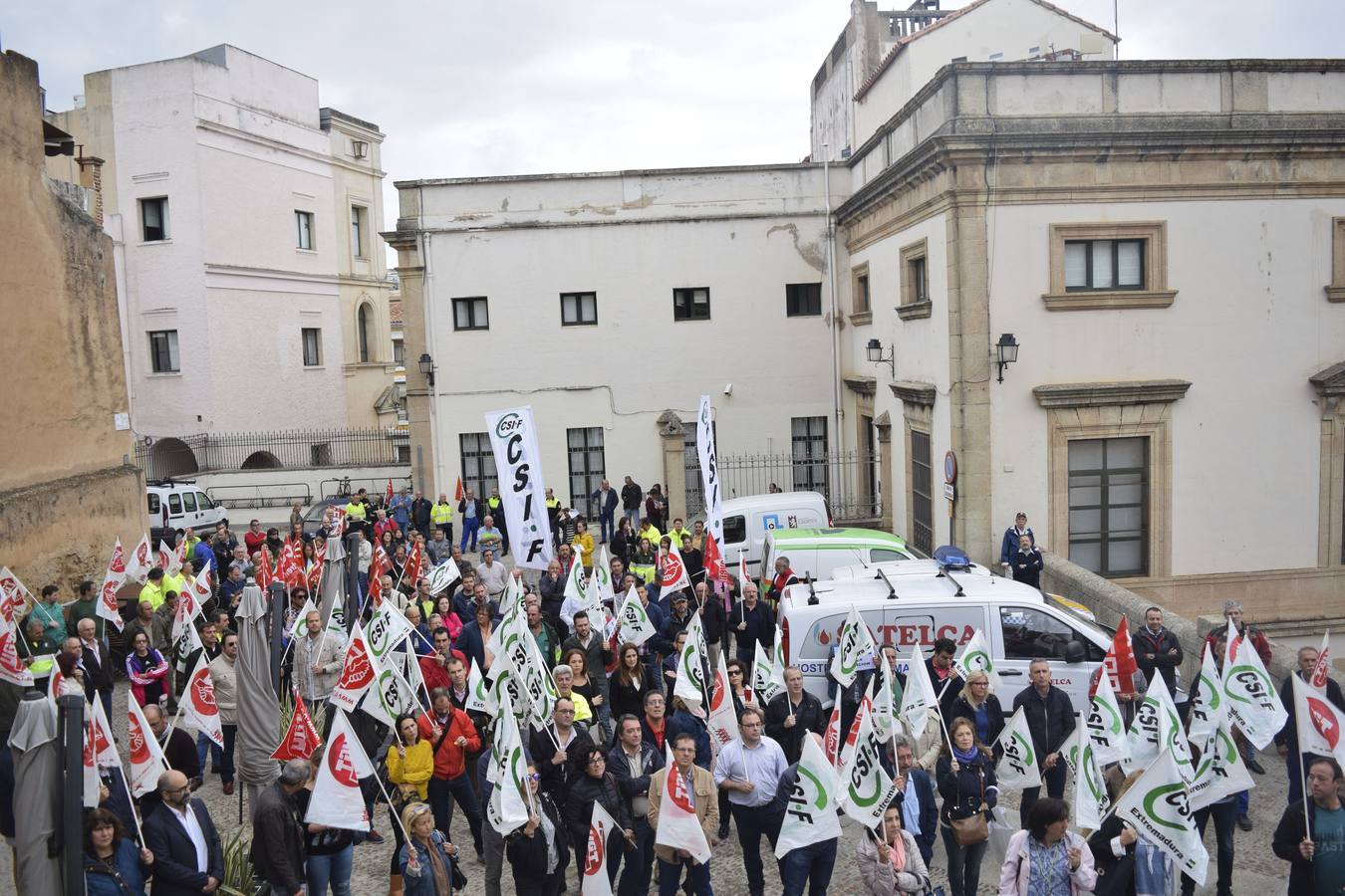 Los trabajadores municipales han protagonizado en la mañana de este jueves una concentración de protesta en la Plaza de las Piñuelas, a las puertas del Ayuntamiento de Cáceres.