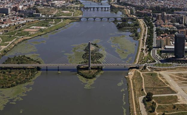 Vista aérea del río Guadiana a su paso por Badajoz.:HOY