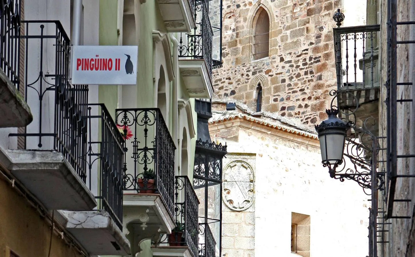 5-El famoso cartel de El Pingüino que estuvo en la calle Parras y luego en la zona de Santiago