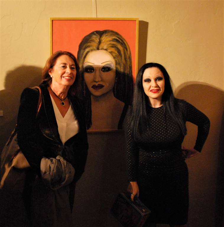 Alaska no paró de saludar y de repartir besos durante el recorrido a la muestra .