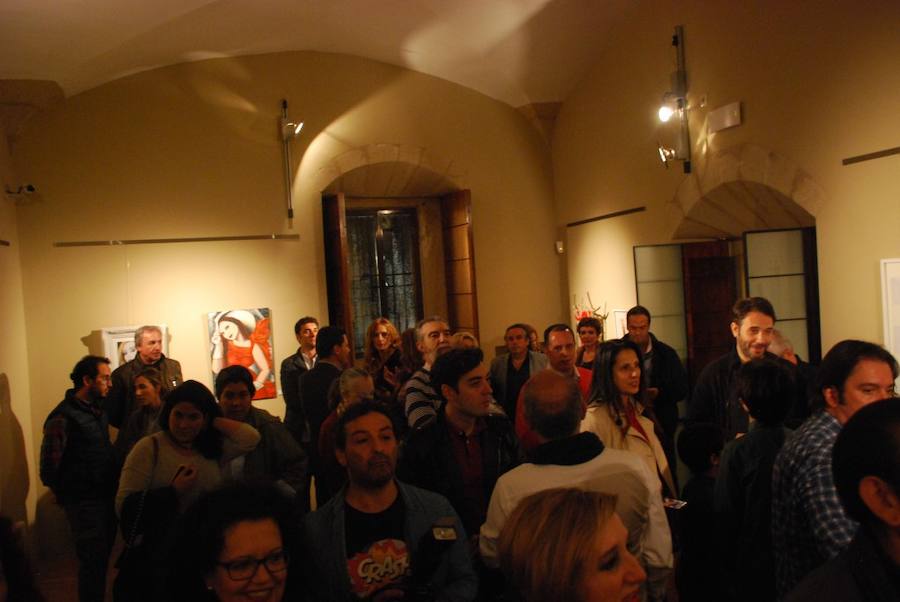 Alaska no paró de saludar y de repartir besos durante el recorrido a la muestra .