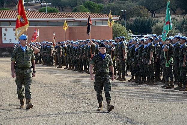 El general Dacoba (derecha) y el coronel Romero ayer pasando revista a la tropa de la Brigada Extremadura XI que viajará a Líbano a mediados de mes. :: Casimiro Moreno