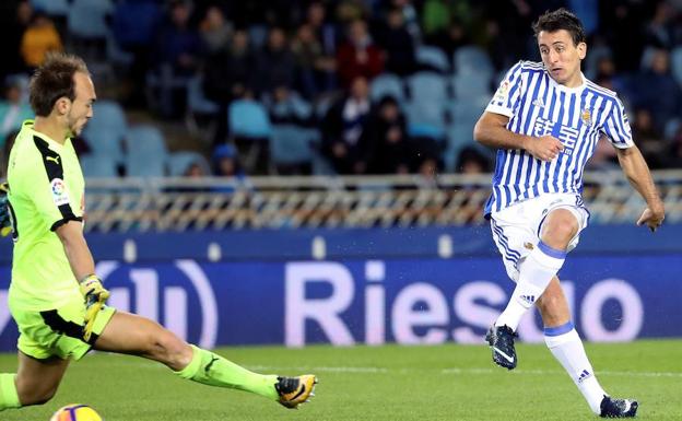 Oyarzabal marca el tercer gol ante el Eibar.