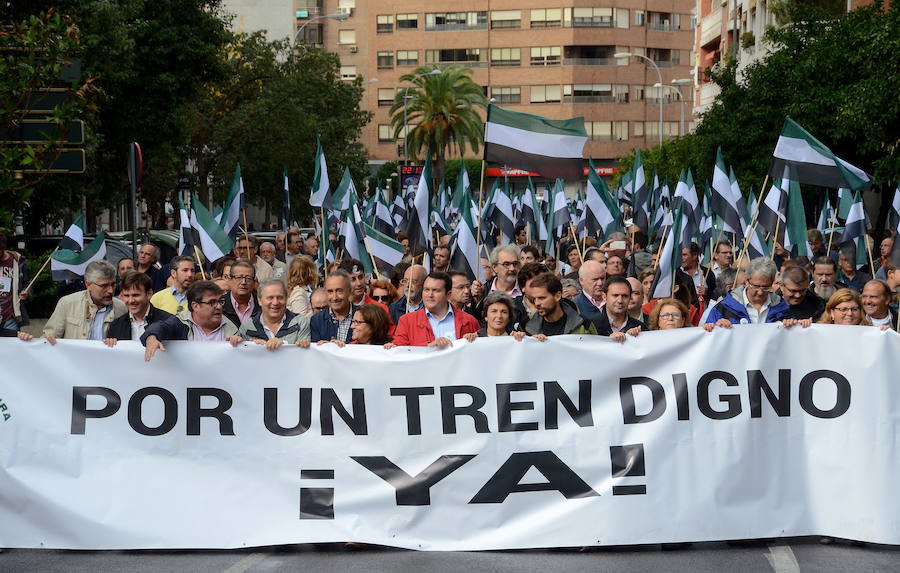 Los extremeños del País Vasco se suman a la manifestación por un tren digno