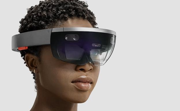 Una mujer, con las Hololens de Microsoft.