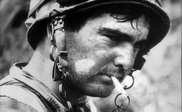 El soldado norteamericano Carl Line, fumando, durante la guerra de Vietnam. 