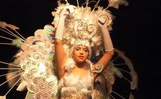 Aspirante a reina juvenil en el Carnaval 2017. :: MAM