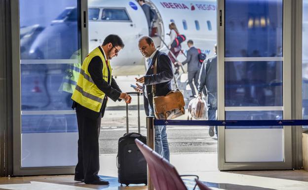 Un grupo de viajeros toman un avión en el aeropuerto de Badajoz el miércoles pasado