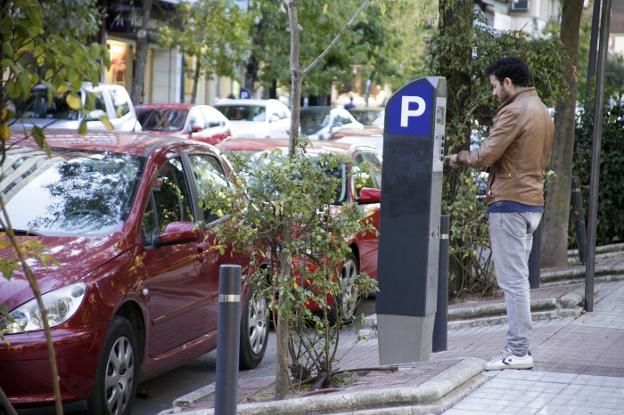 Un usuario de la zona azul en la Avenida de España. :: l. cordero