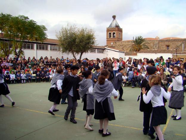 Los niños celebrarán hoy la fiesta de San Martín Escolar. :: p. e.