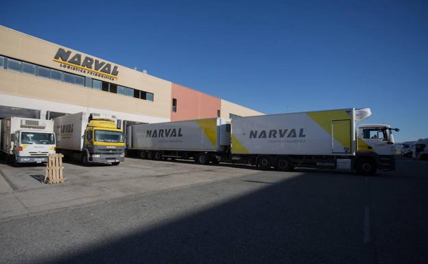 Narval es una empresa familiar extremeña fundada en 1980 en Mérida y acaba de adquirir cuatro megacamiones. En la foto, uno de ellos. 