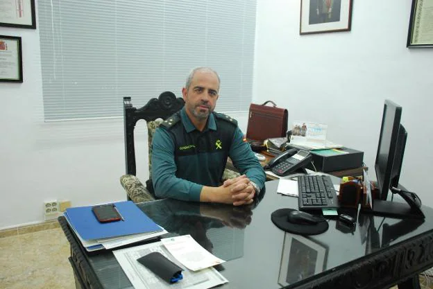 El capitán de la Guardia Civil de Trujillo, en su despacho. :: JSP