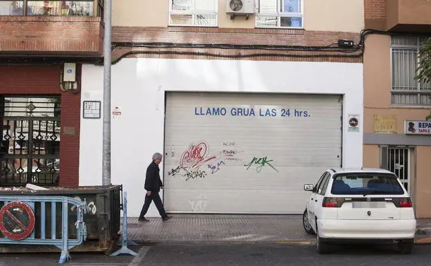 Imagen de unos talleres de la calle Argentina con la advertencia de llamada a la grúa.