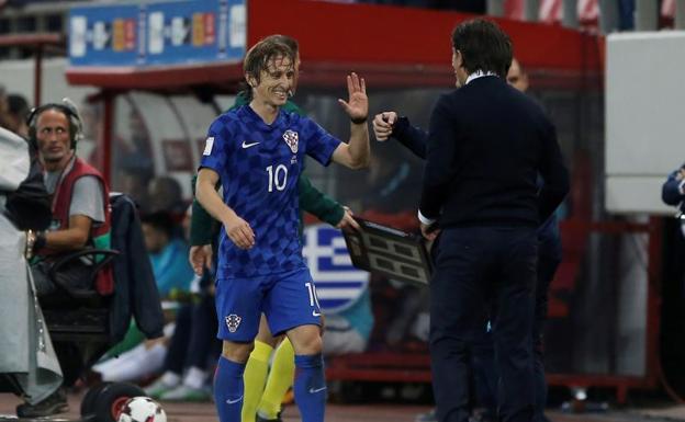 Modric se marcha sonriente tras ser sustituido en el choque ante Grecia. 