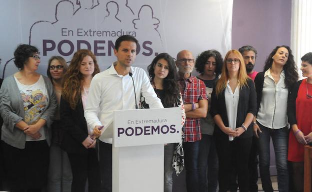 Álvaro Jaén, secretario general, junto a varios miembros de Podemos Extremadura. :: 