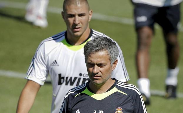 Benzema y Mourinho, en 2010. 