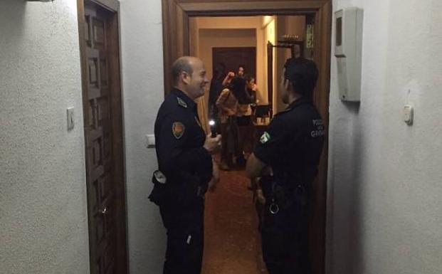 Dos policías intervienen en una fiesta en un piso en Granada.
