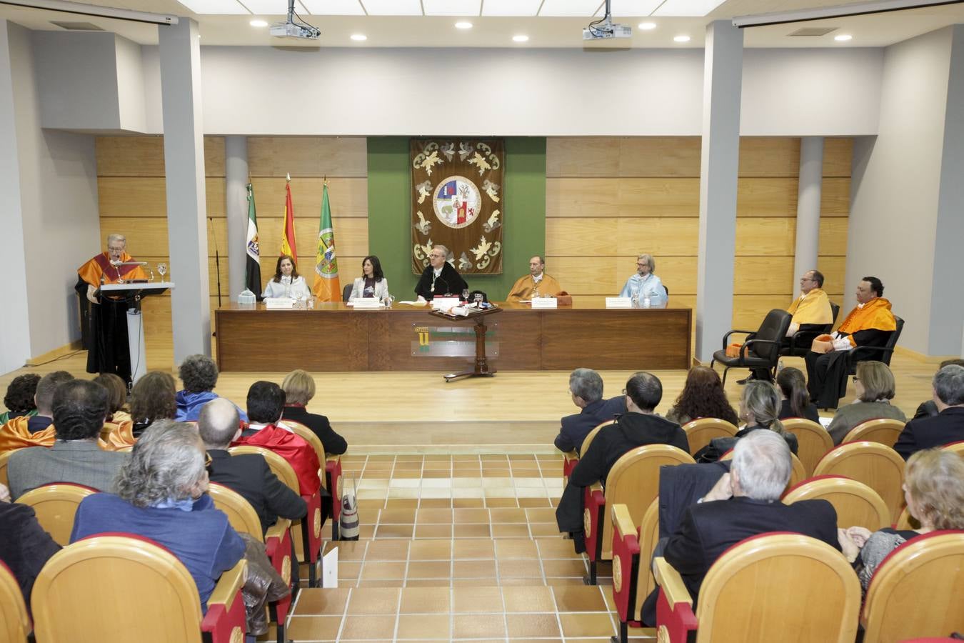 El Catedrático de Economía Financiera de la Universidad de Barcelona y, desde ayer lunes, investido como Doctor Honoris Causa de la Universidad de Extremadura